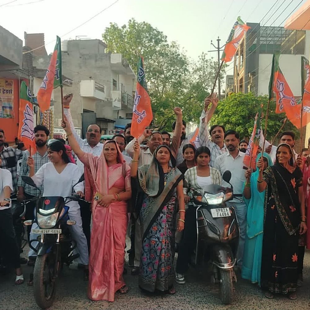 एटा में नारी शक्ति वंदन कार्यक्रम में निकली बाइक रैली:भाजपा कार्यकर्ताओं ने महिलाओं को सम्मानित किया