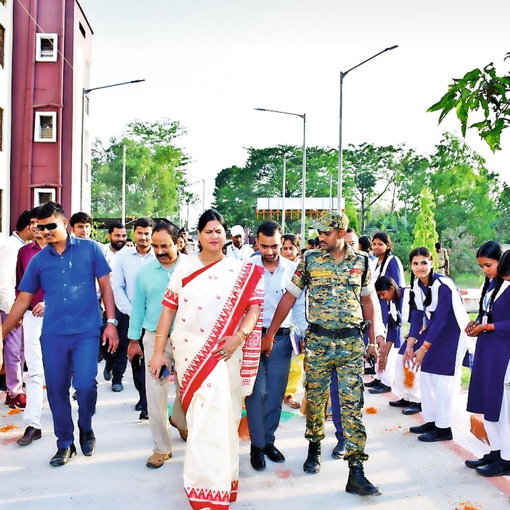 अन्य पिछड़ा वर्ग की कन्या आवासीय विद्यालय में मेधावी छात्राओं को किया गया सम्मानित, मंत्री रमा निषाद ने बढ़ाया उत्साह