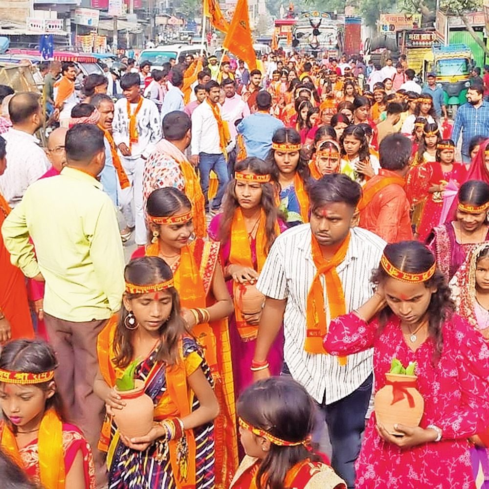 111 कन्याओं के साथ भव्य कलश यात्रा