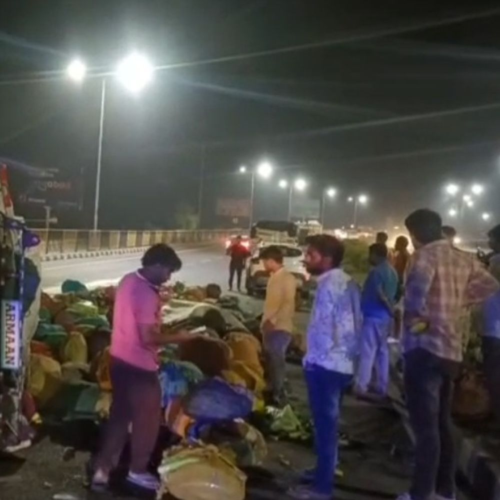 
                 हापुड़ में NH-9 पर सब्जियों से लदी पिकअप पलटी:हादसे के बाद यातायात प्रभावित, बड़ा नुकसान टला 
            