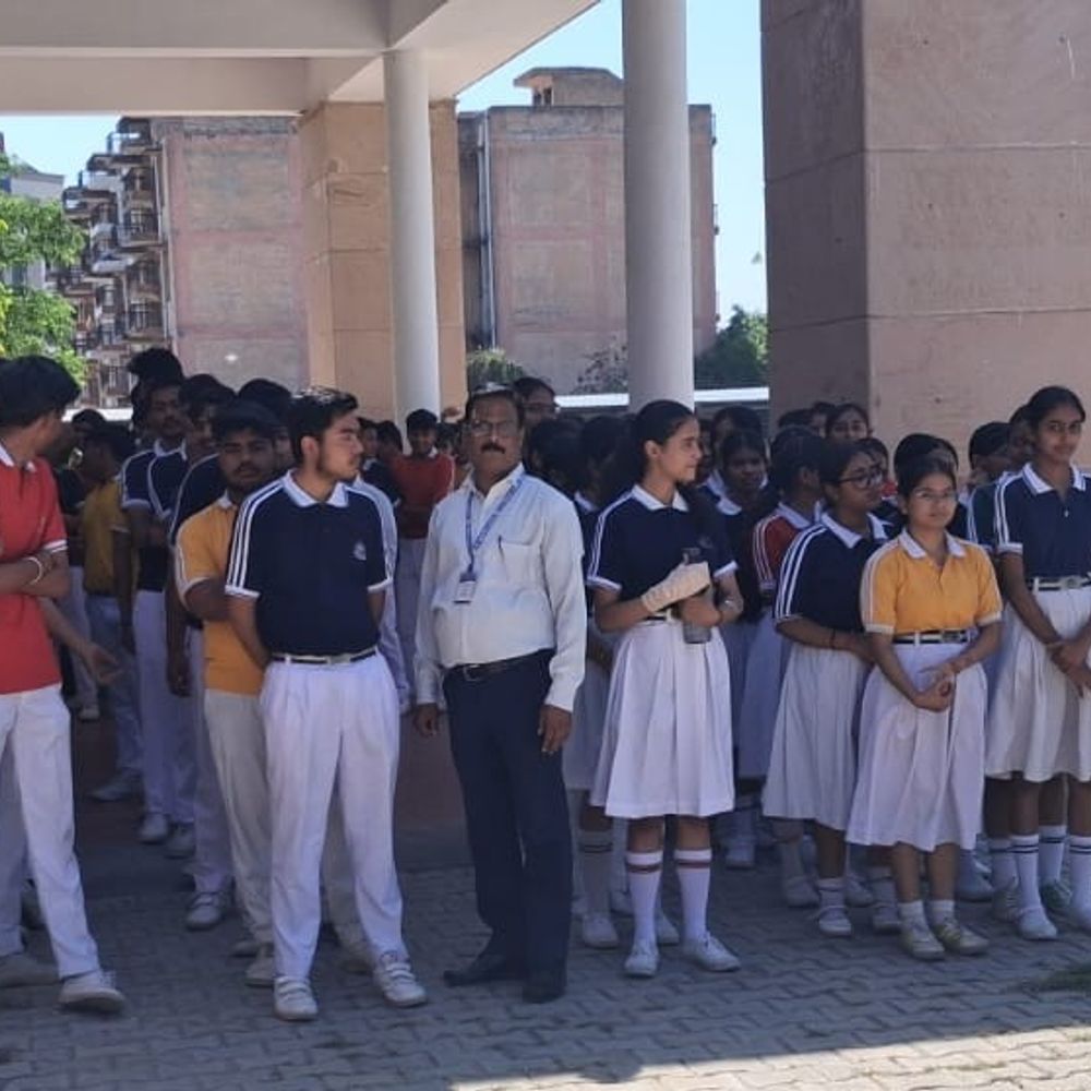 स्कूली बच्चों ने डीएम से की अपील:स्कूल मार्ग पर जलभराव की समस्या दूर करने की मांग