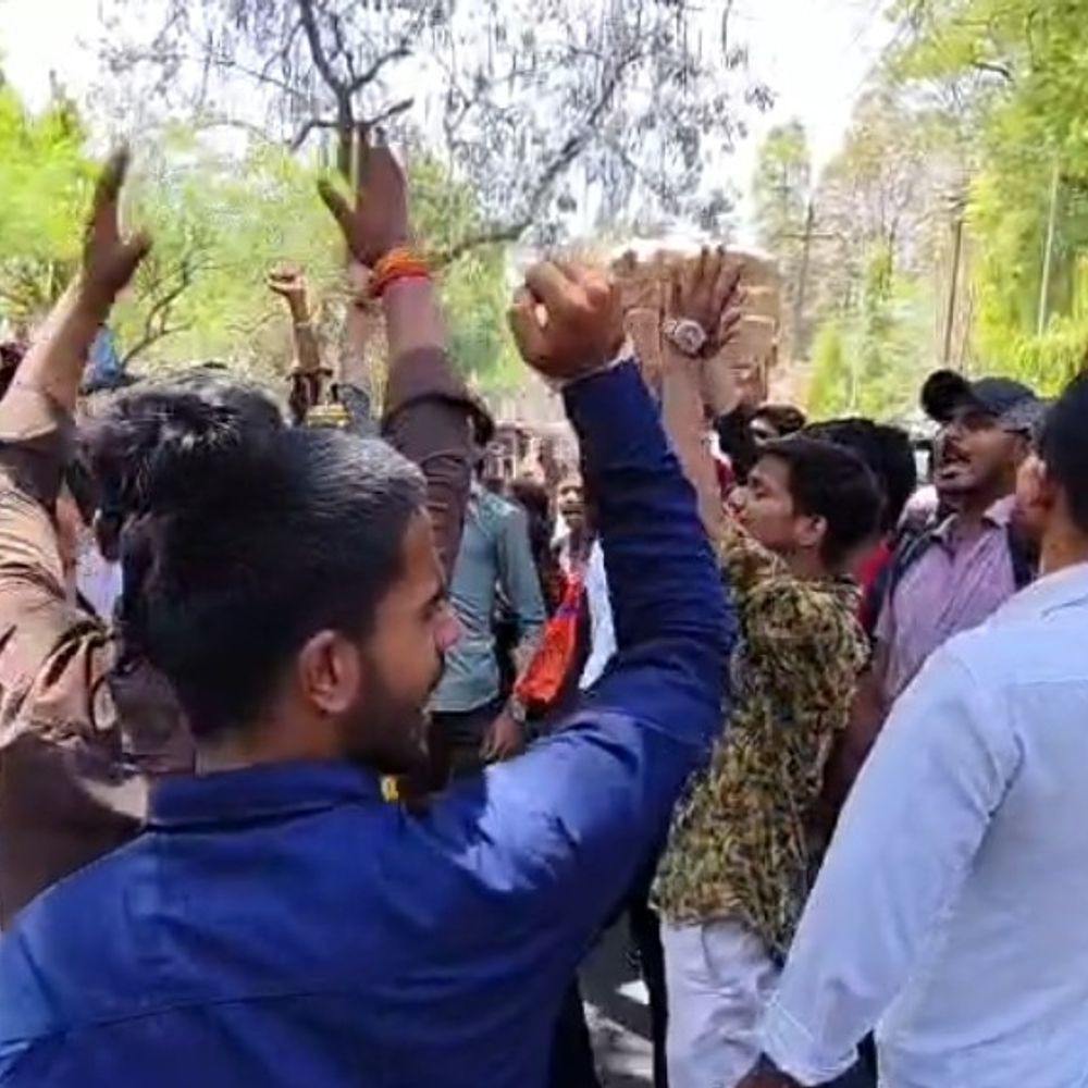 बहराइच में ABVP छात्रों का प्रदर्शन, सड़क जाम:प्रशासन के खिलाफ नारेबाजी, कार्रवाई की मांग उठी