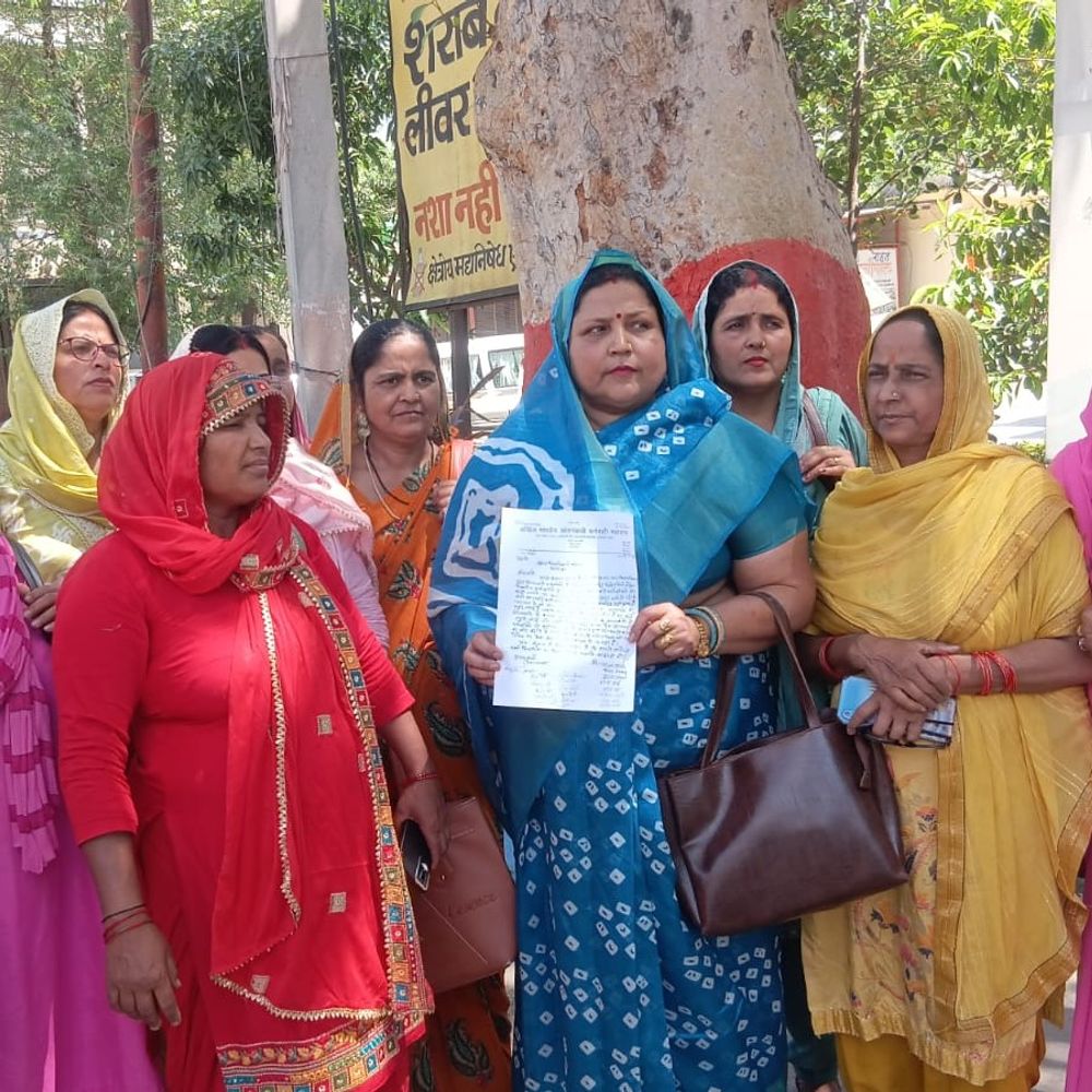 सहारनपुर में आंगनबाड़ी कार्यकर्ताओं का प्रदर्शन:प्रमाण पत्र त्रुटियों और रुके मानदेय पर कार्रवाई की मांग, डीएम को सौंपा ज्ञापन