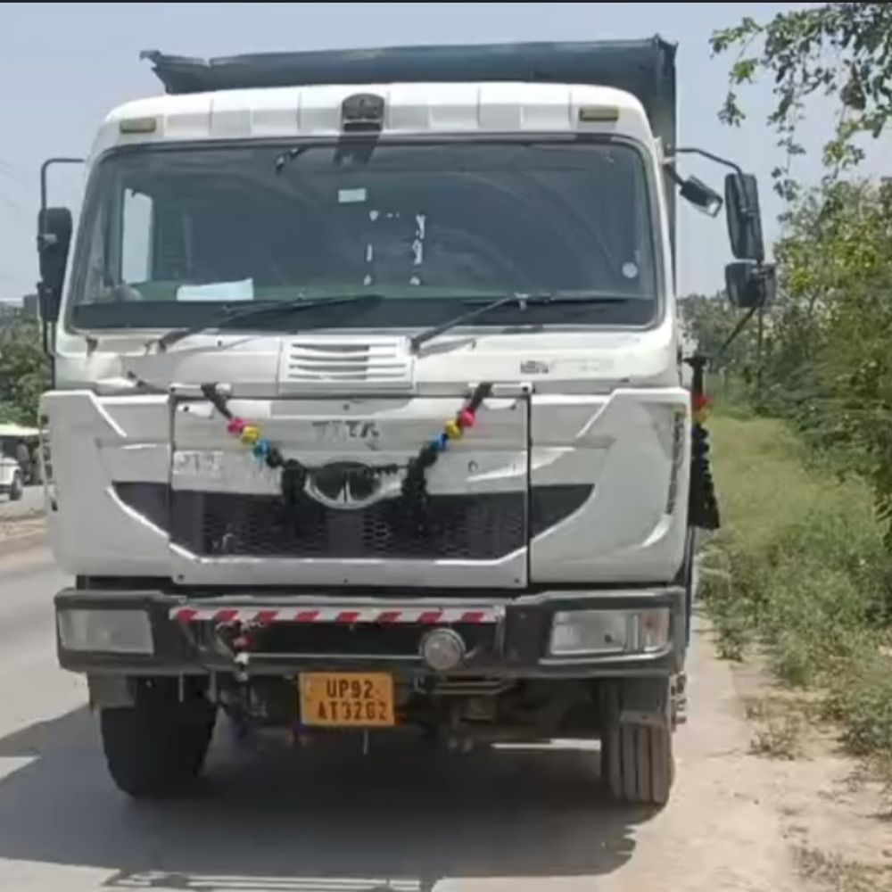 जालौन में डंपर ने महिला को कुचला:सड़क पार करते समय हुआ हादसा, आरोपी चालक हुआ फरार