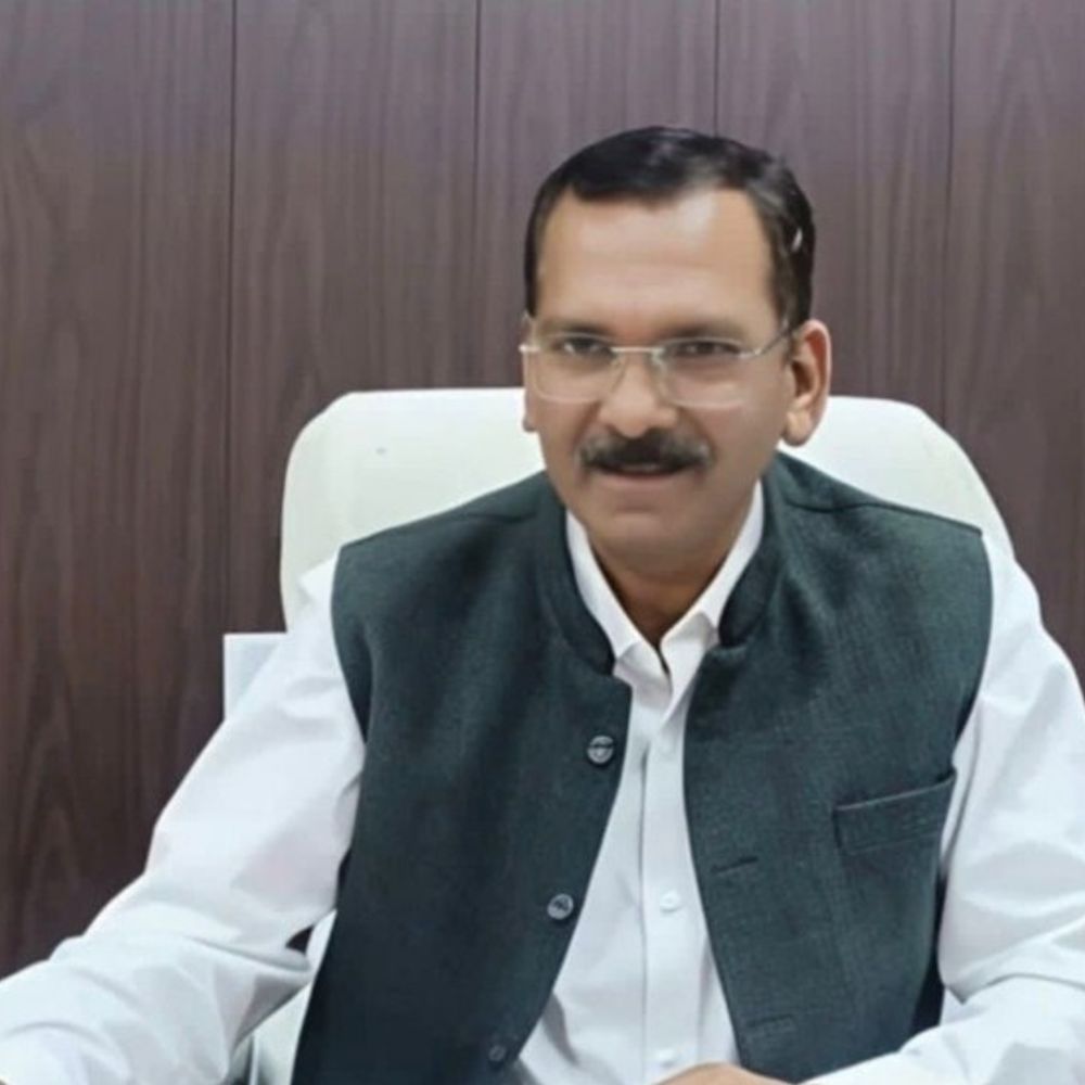 
                 डॉ. आर.के. मिश्रा संयुक्त निदेशक पैरामेडिकल नियुक्त:शासन के आदेश पर संभाला कार्यभार, सुल्तानपुर में खुशी 
            