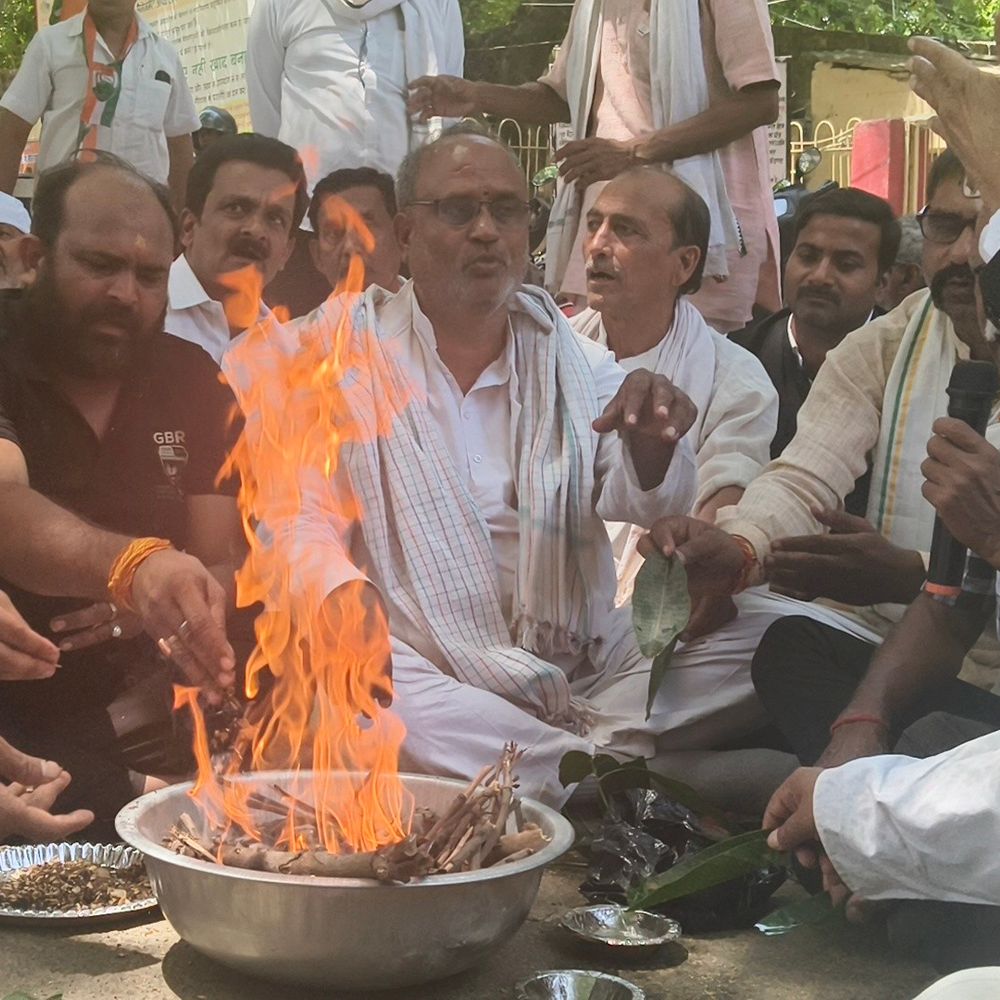 मिर्जापुर में टोल प्लाजा हटाने की मांग पर अनशन जारी:कांग्रेस ने नौवें दिन शुद्धि-बुद्धि यज्ञ कर जताया विरोध