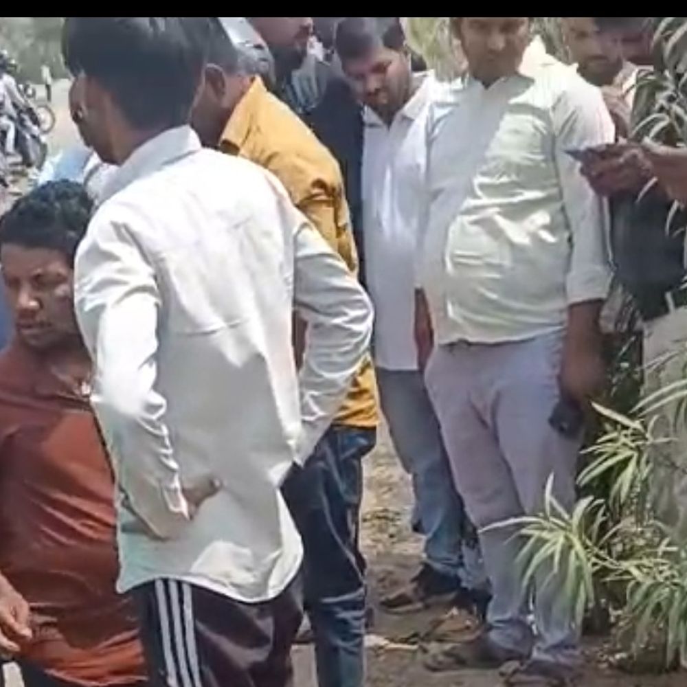 गोरखपुर में स्टंट करते बाइक सवार किशोर युवती से टकराया:दो की हालत गंभीर, 3 बाइकों पर थे 9 युवक; घायलों को छोड़ भागे