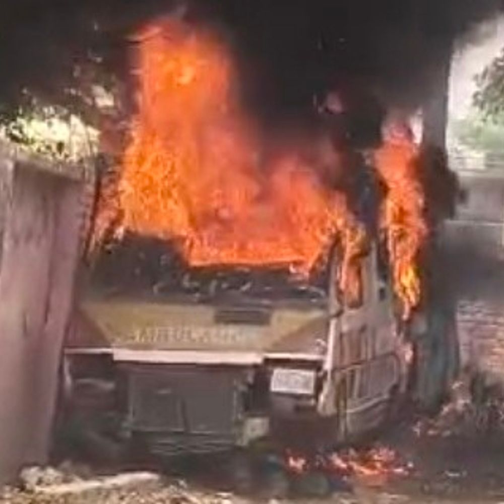 रायबरेली में सरकारी एम्बुलेंस में लगी आग:लालगंज CHC परिसर में हुई घटना, दमकल ने आग पर पाया काबू