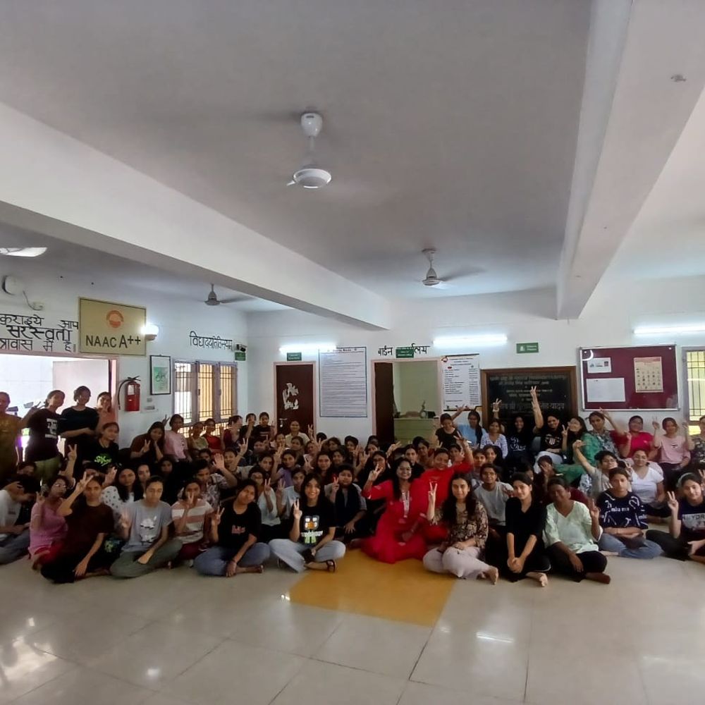 संसद से हॉस्टल तक गूंजी आधी आबादी की आवाज:'नारी शक्ति वंदन अधिनियम' पर छात्राओं ने भरी हुंकार, व्हाइटबोर्ड पर उकेरे सशक्तिकरण के नारे