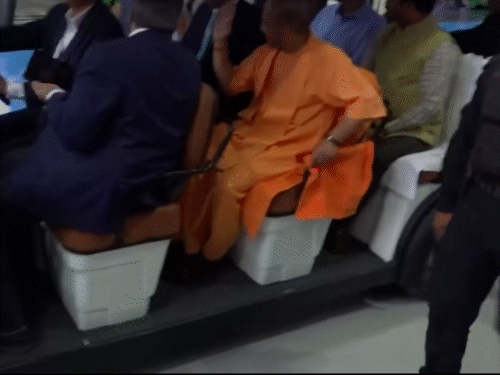 
                 टाटा मोटर्स प्लांट में 10 लाखवीं गाड़ी का फ्लैग ऑफ:लखनऊ में सीएम योगी ई-बस में बैठे, मंत्रियों संग प्लांट देखा 
            