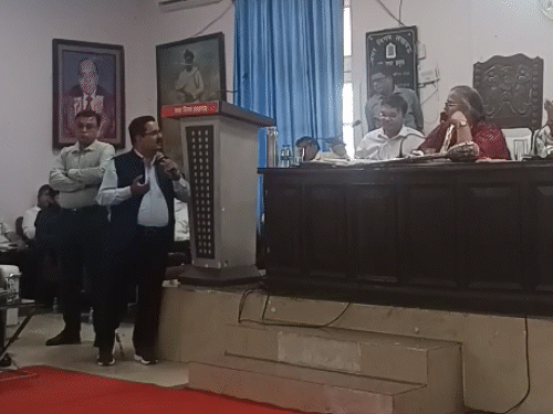 
                 कंपनी मालिक को लेट आने पर मेयर ने डांटा:लखनऊ नगर निगम सदन में गले में तख्ती टांगकर पहुंचे पार्षद 
            