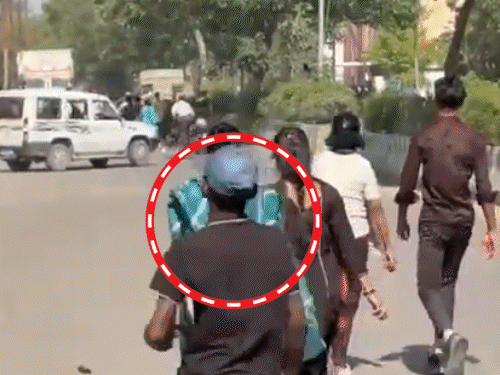 नोएडा में घरेलू साहियाका और गिग वर्कस सड़कों पर:तय घंटे, बेहतर वेतन और सम्मान की मांग तेज, कई सोसाइटी में काम पर नहीं पहुंची