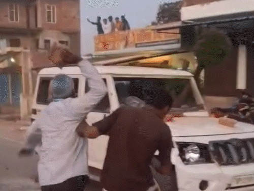 
                 लखीमपुर आंबेडकर प्रतिमा विवाद- 8 नामजद, 200 अज्ञात पर केस:पीड़िता बोली- पेट्रोल डालकर जिंदा जलाने की कोशिश, 2 कारें जलाई, 9 तोड़ीं, 5 घंटे चला उपद्रव 
            