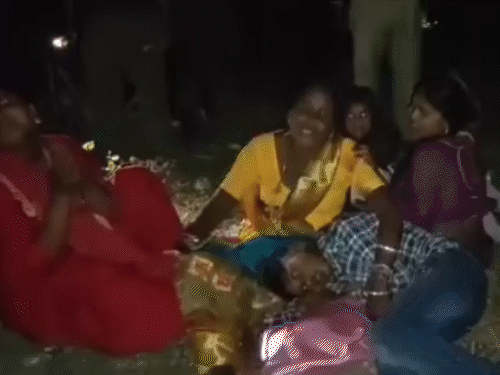 
                 प्रयागराज में ट्रेन से कटकर 5 युवकों की मौत:30 मीटर तक बिखर गई लाशें; लोग बोले- पुलिसवालों को लोथड़े बटोरने पड़े 
            