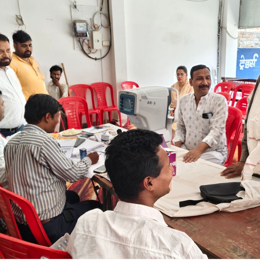 कौशांबी में एक्सिस बैंक भरवारी में निःशुल्क नेत्र शिविर:ASG आई हॉस्पिटल की टीम ने 80 लोगों के आंखों की जांच की, चश्मे दिये