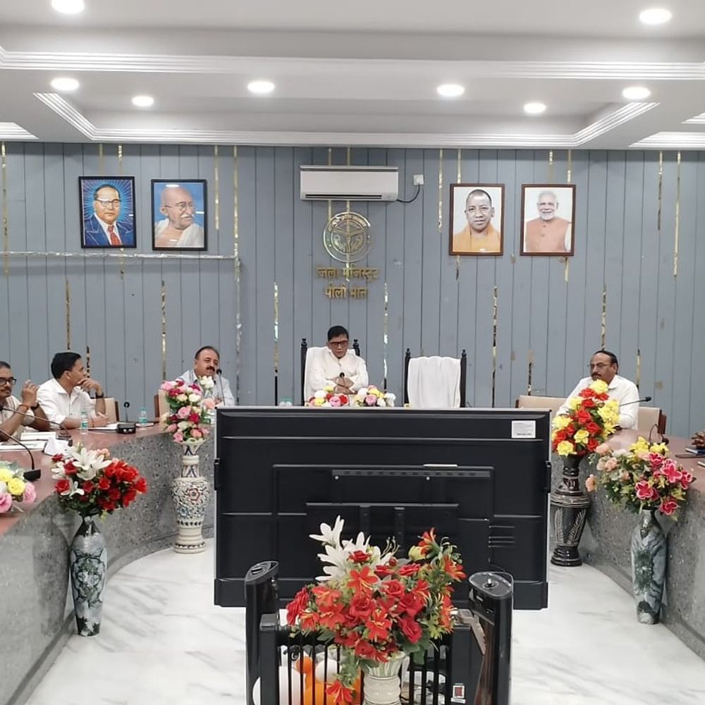 पीलीभीत डीएम ने दस्तक अभियान की समीक्षा की:संचारी रोगों पर नियंत्रण के लिए जमीनी हकीकत परखी