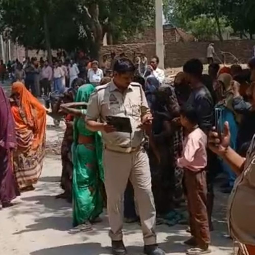 कासगंज में देसी शराब ठेके पर महिलाओं का प्रदर्शन:शराबियों पर गाली-गलौज और माहौल खराब करने का आरोप, ठेका बंद कराने की मांग