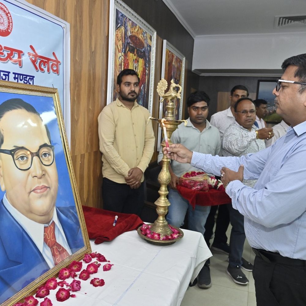 उत्तर मध्य रेलवे में बाबा साहेब की 135वीं जयंती:DRM रजनीश अग्रवाल ने कहा- 'उनका जीवन संघर्ष और साहस का प्रतीक'