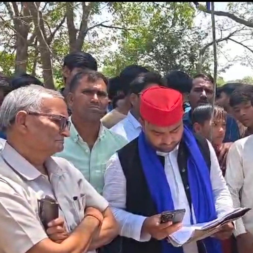 रायबरेली में अंबेडकर प्रतिमा हटाने पर विवाद:ग्रामीणों ने विरोध प्रदर्शन किया, विधायक के हस्तक्षेप से मामला शांत