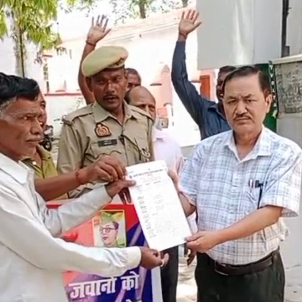 
                 लखीमपुर में पीआरडी जवानों का प्रदर्शन:समान वेतन सहित तीन मांगों को लेकर सौंपा ज्ञापन, न मानने पर आंदोलन की चेतावनी 
            