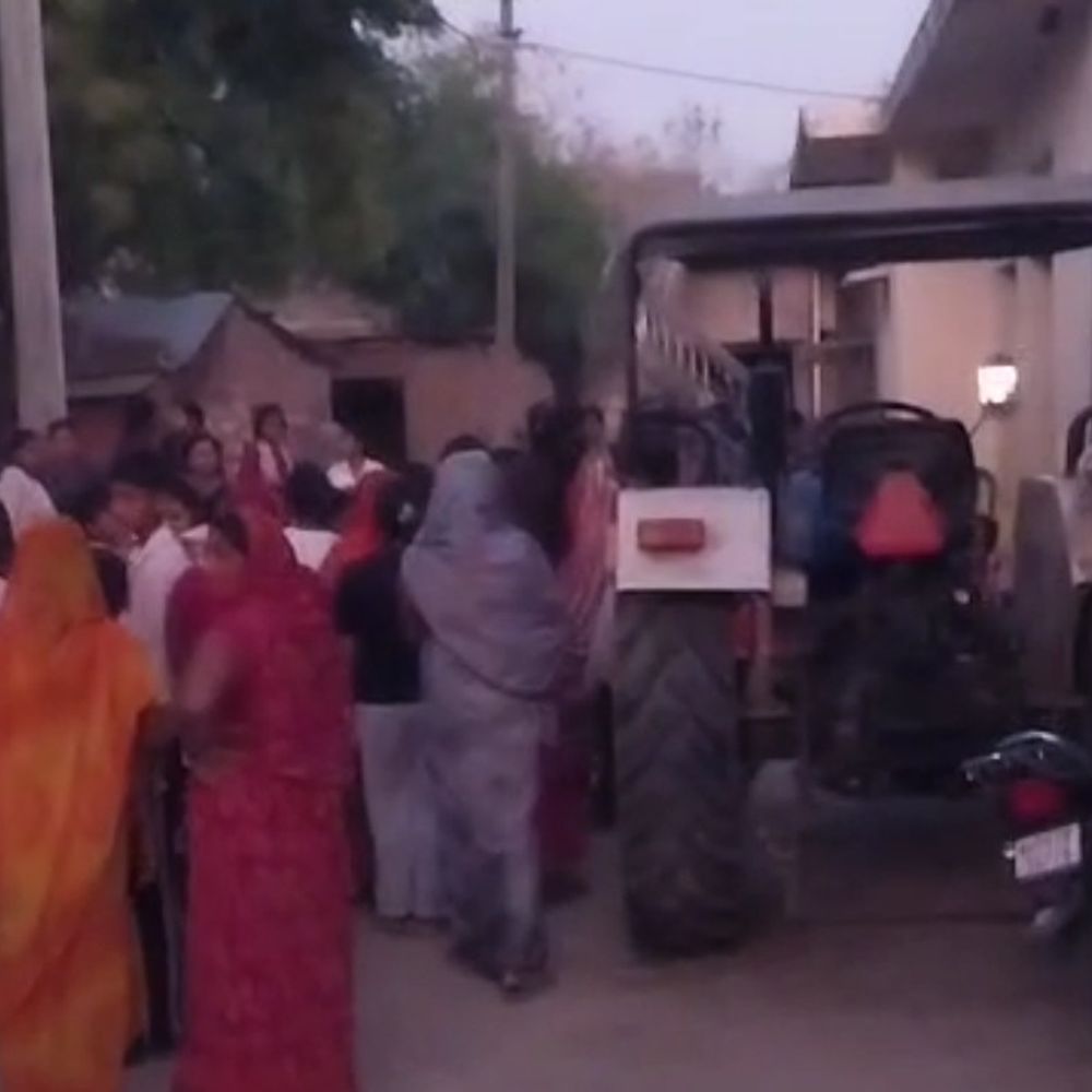 बस्ती में युवक का शव फंदे से लटका मिला:घर के टीन शेड में गमछे के सहारे दी जान, कारण पता लगा रही पुलिस