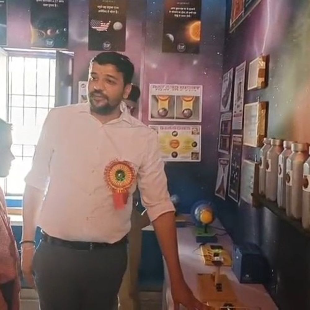 गाजीपुर में स्कूल चलो अभियान शुरू:DM अविनाश कुमार बोले- 30 प्राथमिक स्कूलों में साइंस लैब, वैज्ञानिक क्षमता बढ़ेगी