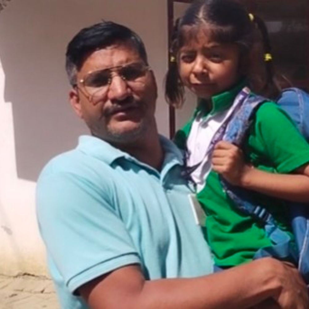 फीस विवाद में छात्रा को स्कूल में रोकने का आरोप:हापुड़ में अभिभावक ने मानसिक उत्पीड़न बताया, स्कूल ने बताया निराधार