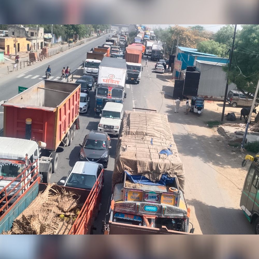 कंटेनर की चपेट में आने से मजदूर की मौत:आगरा में ग्वालियर हाईवे के रेलवे ओवरब्रिज पर हादसा, 2 घंटे तक जाम लगा