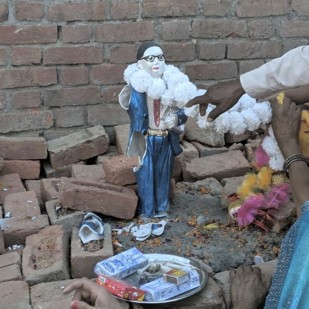 
                 सरकारी जमीन पर डॉ. अंबेडकर की प्रतिमा हुई स्थापित:बदायूं में दो पक्षों में बढ़ा तनाव, बिना अनुमति के लगाई गई 
            