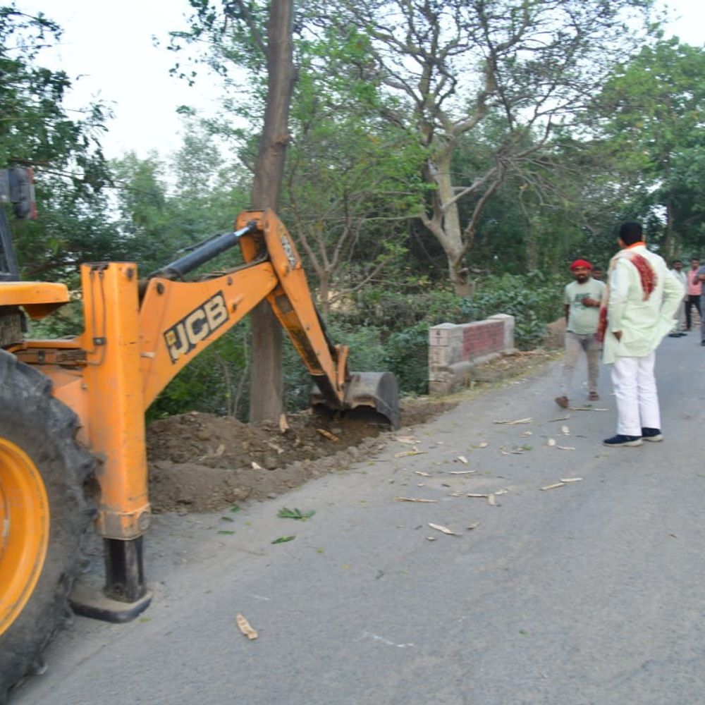 मंत्री एके शर्मा ने मधुबन-दोहरीघाट मार्ग का किया निरीक्षण:समयबद्ध और गुणवत्तापूर्ण कार्य पूरे करने के दिए सख्त निर्देश