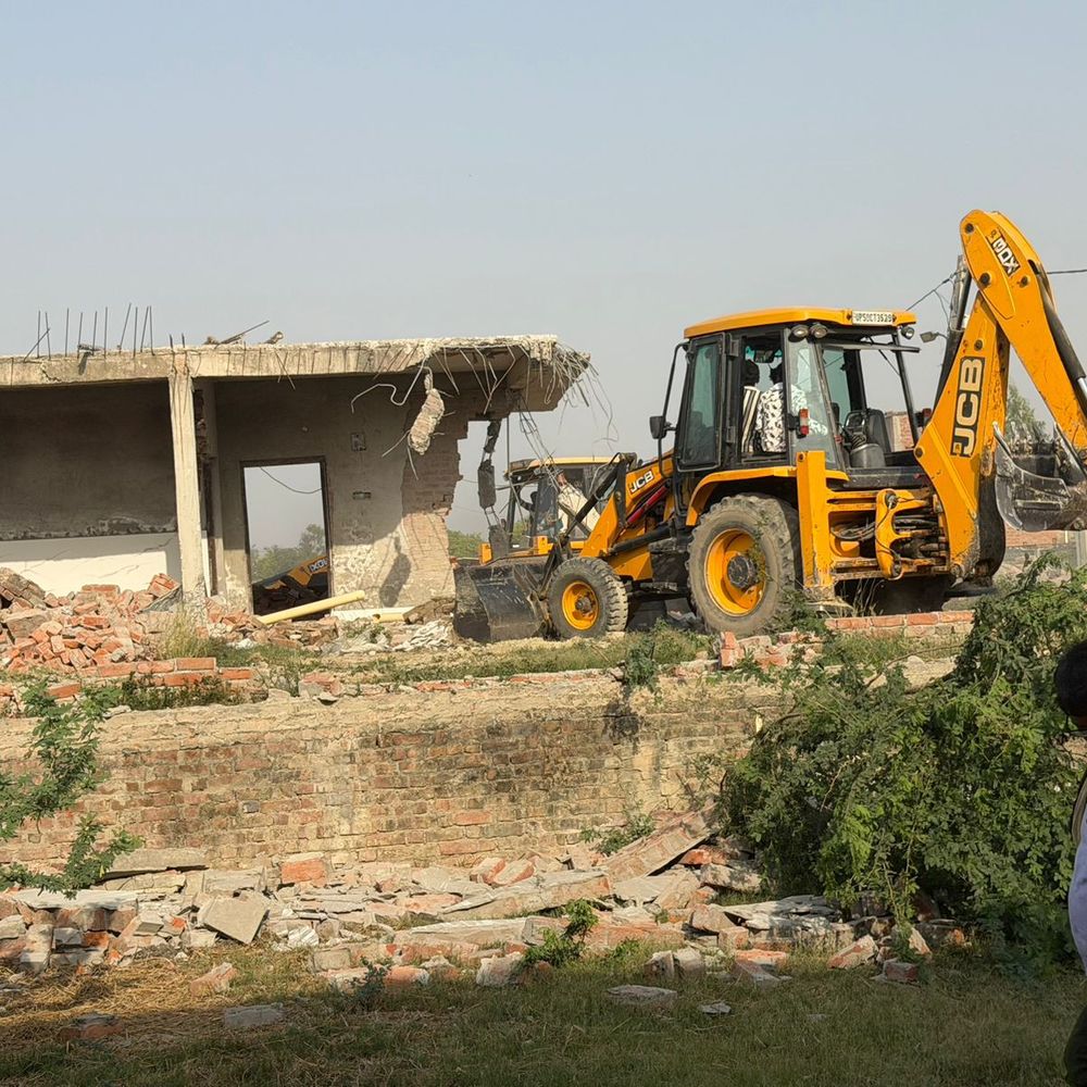 जौनपुर में सरकारी जमीन से अवैध कब्जा हटा:पूर्व जिला पंचायत सदस्य के तीन कमरे बुलडोजर से गिराए