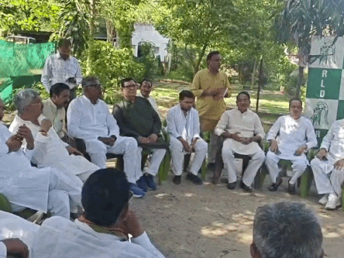 
                 25 अप्रैल को इकड़ी में जनसभा करेंगे जयंत चौधरी:जिला अध्यक्ष के नेतृत्व में बैठक कर कार्यकर्ताओं ने तैयार की कार्यक्रम की रूपरेखा 
            