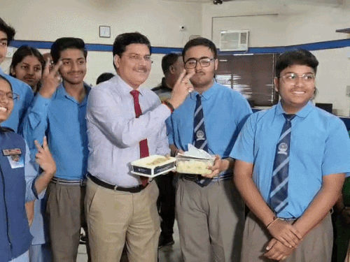 
                 99.4% के साथ विवान बने मेरठ के हाईस्कूल टॉपर:150 स्कूलों के 16 हजार छात्रों ने दी थी परीक्षा, CBSE बोर्ड रिजल्ट के बाद टीचर ने बांटी मिठाई 
            