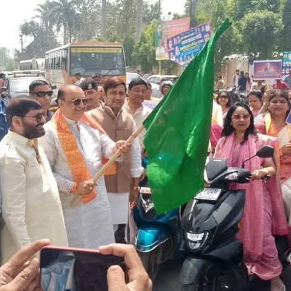 रामपुर में नारी शक्ति वंदन बाइक रैली आयोजित:विधायक ने हरी झंडी दिखाकर किया रवाना, महिलाओं की राजनीति में अधिक भागीदारी