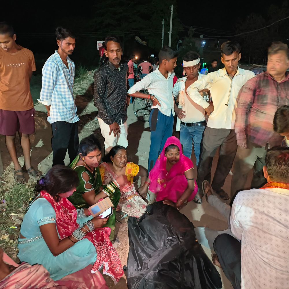 घाटमपुर में टैंकर ने बाइक सवार युवक को कुचला, मौत:मां को शव नहीं दिखाया तो भड़के ग्रामीण, हाईवे जाम किया, शव वाहन तोड़ा