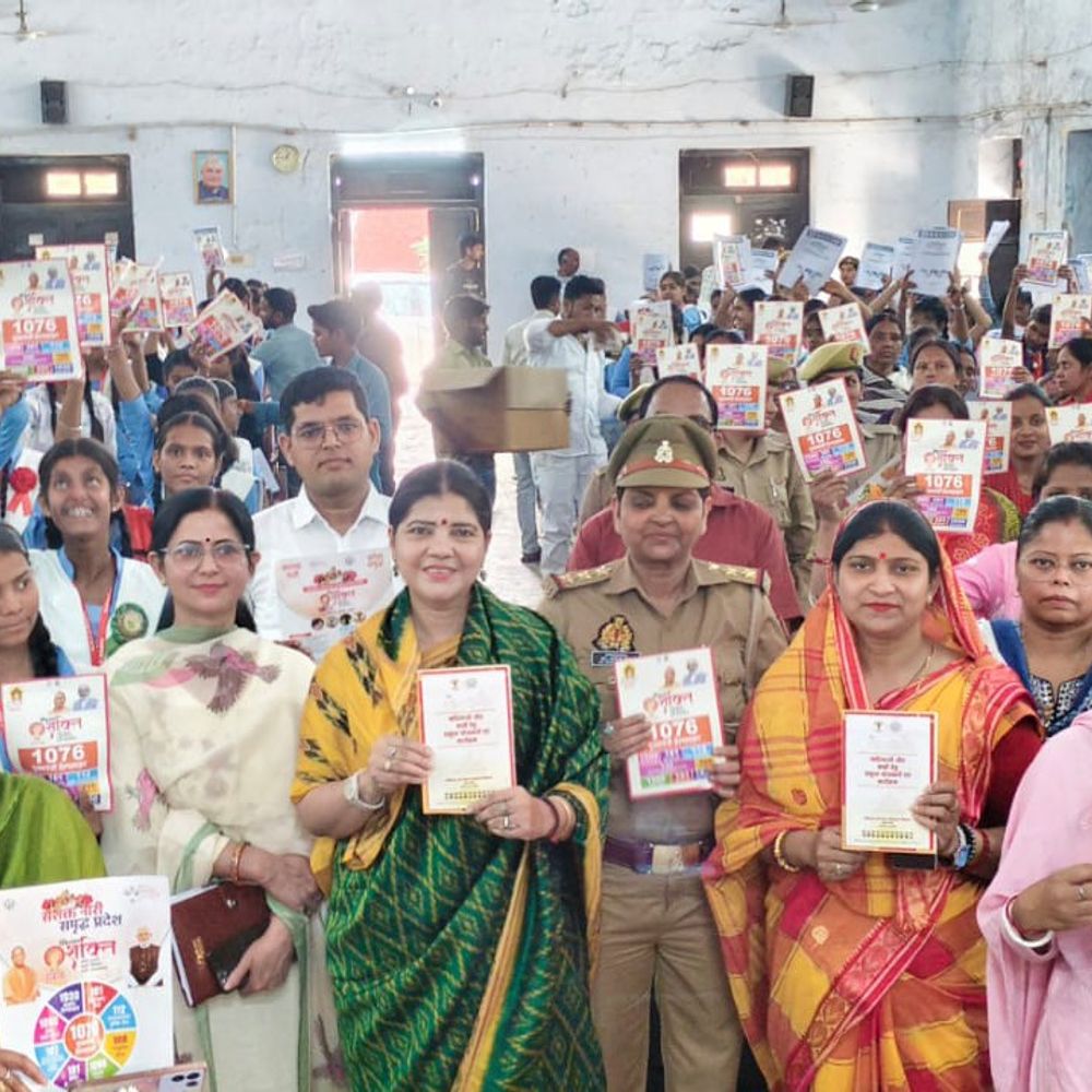 नारी शक्ति वंदन कार्यक्रम में छात्राओं को किया जागरूक:बस्ती में चारू चौधरी ने शिक्षित-आत्मनिर्भर बनने का दिया संदेश