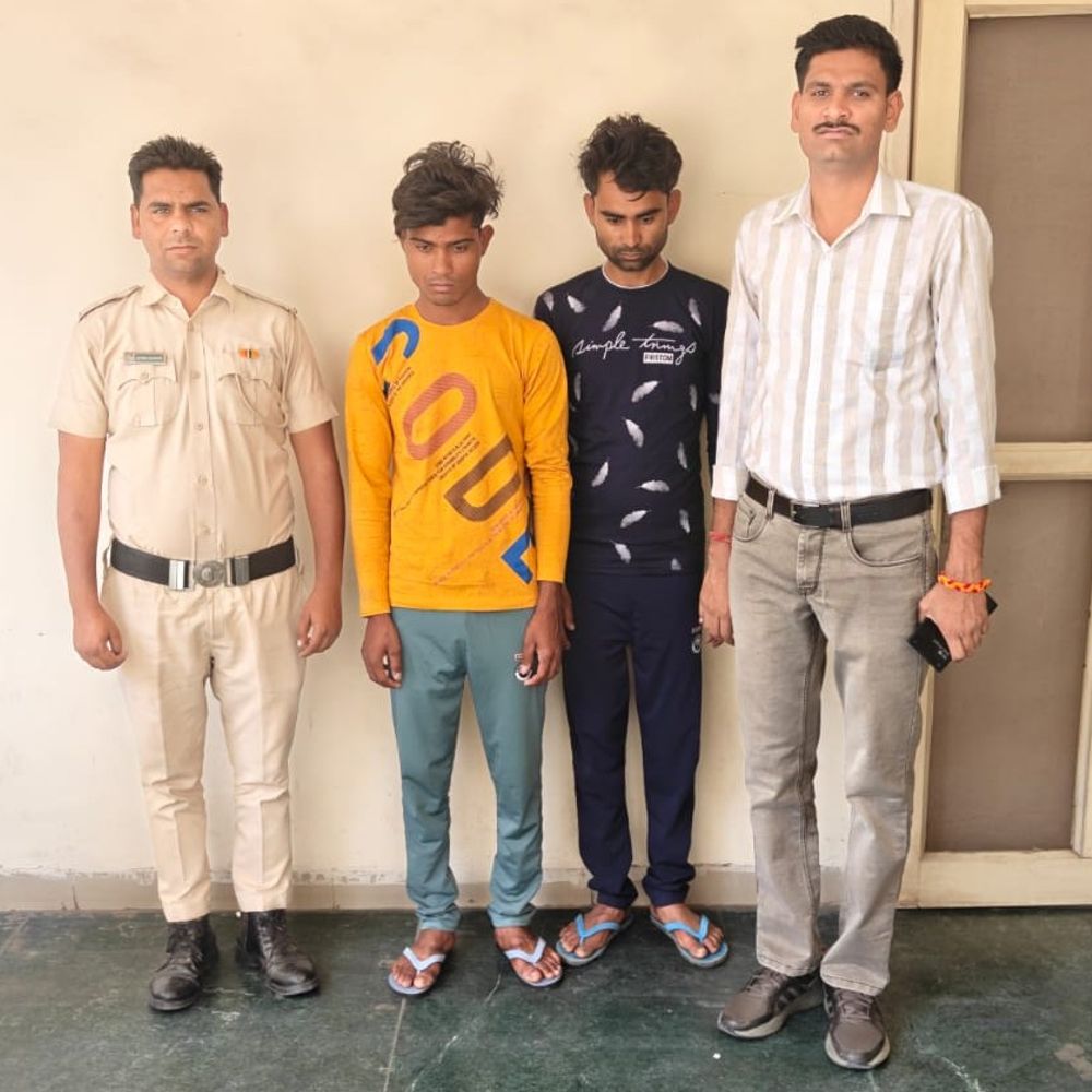 पलवल पुलिस ने पकड़े यूपी के दो ठग:फर्जी मैसेज भेजकर करते थे धोखाधड़ी, खुद को बताते थे जानकार, बैंक अकाउंट से रुपए निकाले