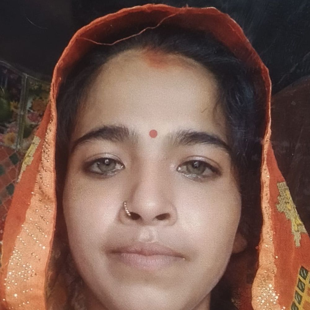 
                 विवाहिता ने नीम के पेड़ से लटक कर लगाई फांसी:पुलिस ने शव पोस्टमार्टम को भेजा, गेहूं काटने खेत पर गई थी 
            