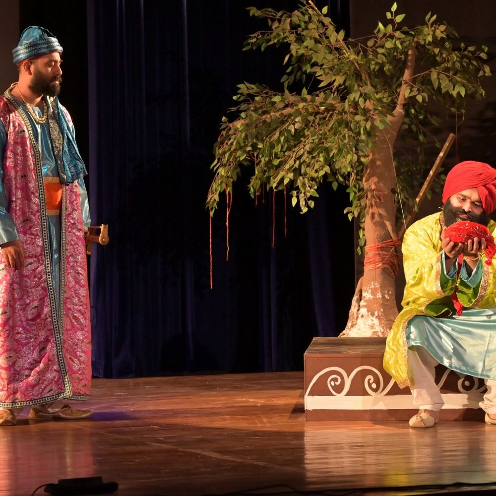 प्रयागराज में जीवंत हुई गुरु तेग बहादुर की गौरव गाथा:नाटक 'हिंद दी चादर' का मंचन, गुरु साहिब की शहादत का चित्रण