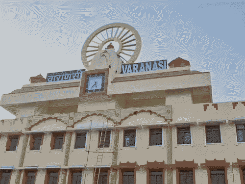 
                 वाराणसी रेलवे स्टेशन की एक साल में रिकार्ड आमदनी:वित्तीय वर्ष 2025-26 में कमाए 750 करोड़, रोजाना सफर करते हैं 94 हजार यात्री 
            