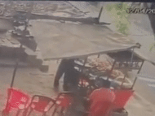 
                 उन्नाव में चाट ठेलिया पर डंपर पलटा, 2 की मौत:2 गंभीर घायल, LIVE VIDEO आया सामने, चालक गिरफ्तार 
            