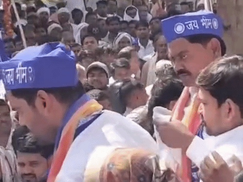 
                 रंग देखकर सपा राष्ट्रीय महासचिव ने उतार दी 'जयभीम' की:कौशांबी में आंबेडकर जयंती कार्यक्रम में पहुंचे थे, सांसद बेटे को भी किया उतारने का इशारा, VIDEO 
            