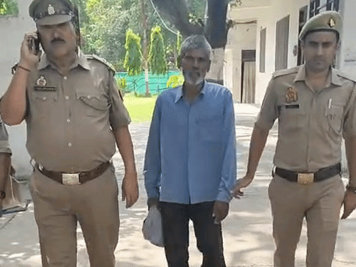 
                 पूर्व विधायक के शोरूम से चोरी करने वाला अधेड़ अरेस्ट:नशे की लत पूरी करने के लिए बाइक शोरूम से 5 हजार चुराए थे 
            