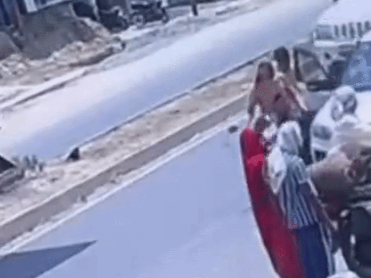 
                 कार का दरवाजा खुलने से बाइक सवार गिरे, VIDEO:रोड पर गिरते ही बगल से गुजरी गाड़ी, बाल-बाल बचे दो लोग 
            