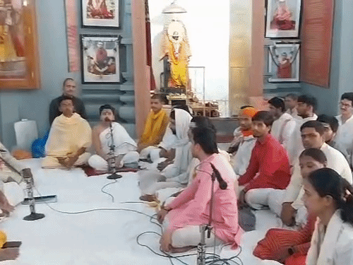 
                 काशी में विद्वानों ने संस्कृत भाषा में किया शास्त्रार्थ:वाराणसी के संपूर्णानंद संस्कृत विश्वविद्यालय में हुआ आयोजन, संस्कृत भाषा में सवाल-जवाब 
            