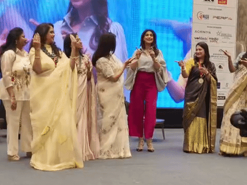 
                 मेरे महबूब मेरे सनम...गाने पर एक्ट्रेस सोनाली बेंद्रे का डांस:कानपुर में मंच पर महिलाओं के साथ ठुमके लगाए, देखिए VIDEO 
            