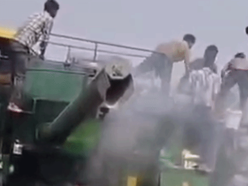 
                 सिद्धार्थनगर में कंबाइन मशीन में लगी आग:ड्राइवर ने सूझबूझ से 200 बीघा फसल जलने से बचाई, लोगों आग पर पाया काबू 
            