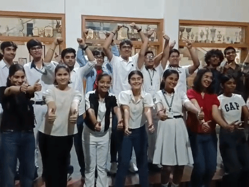 
                 CBSE 10वीं टर्म-1 का रिजल्ट जारी:कानपुर की अविका अग्रवाल ने पाए 99.8% अंक, स्कूलों में मना जश्न 
            