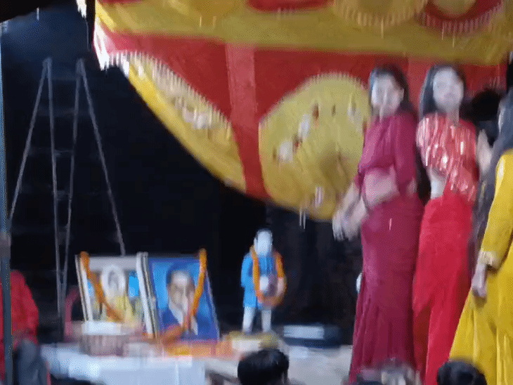 
                 अंबेडकर जंयती के कार्यक्रम में बार बालाओं का डांस, VIDEO:हरदोई के हरपालपुर का मामला, पुलिस ने जब्त किया डीजे 
            