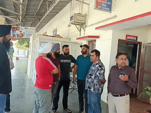 
                 संपर्क क्रांति एक्सप्रेस में 2 कर्मचारियों से लूट:पीड़ित ने 2.5 लाख लूटने की दर्ज कराई शिकायत, पहले बताया था 7 लाख 
            